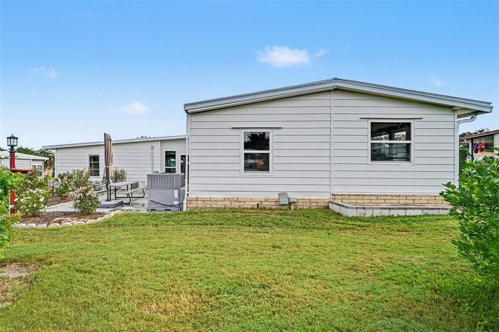 For Sale: $300,000 (2 beds, 2 baths, 2028 Square Feet)