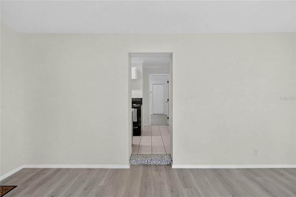 На продажу: $184,900 (2 спален, 1 ванн, 875 Квадратных фут)