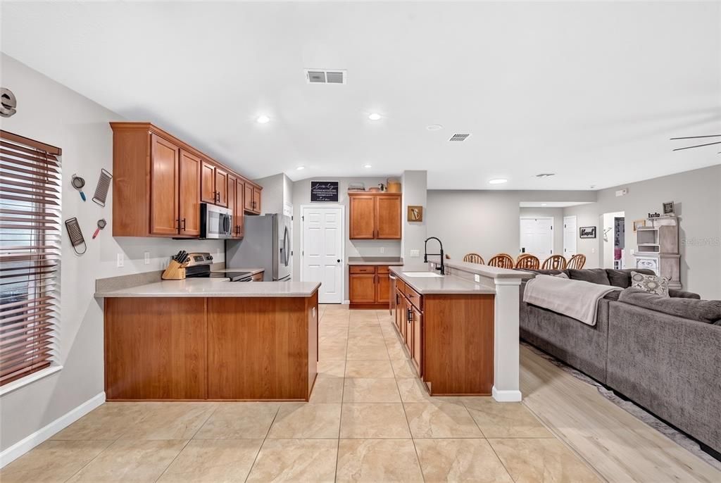На продажу: $325,000 (3 спален, 2 ванн, 1713 Квадратных фут)