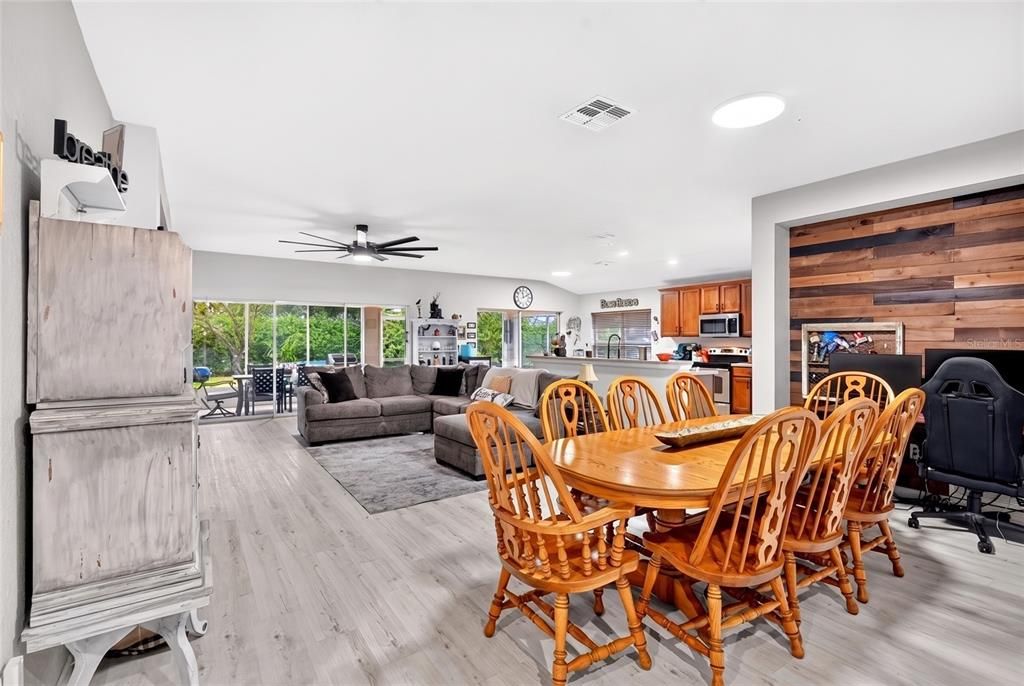 На продажу: $325,000 (3 спален, 2 ванн, 1713 Квадратных фут)