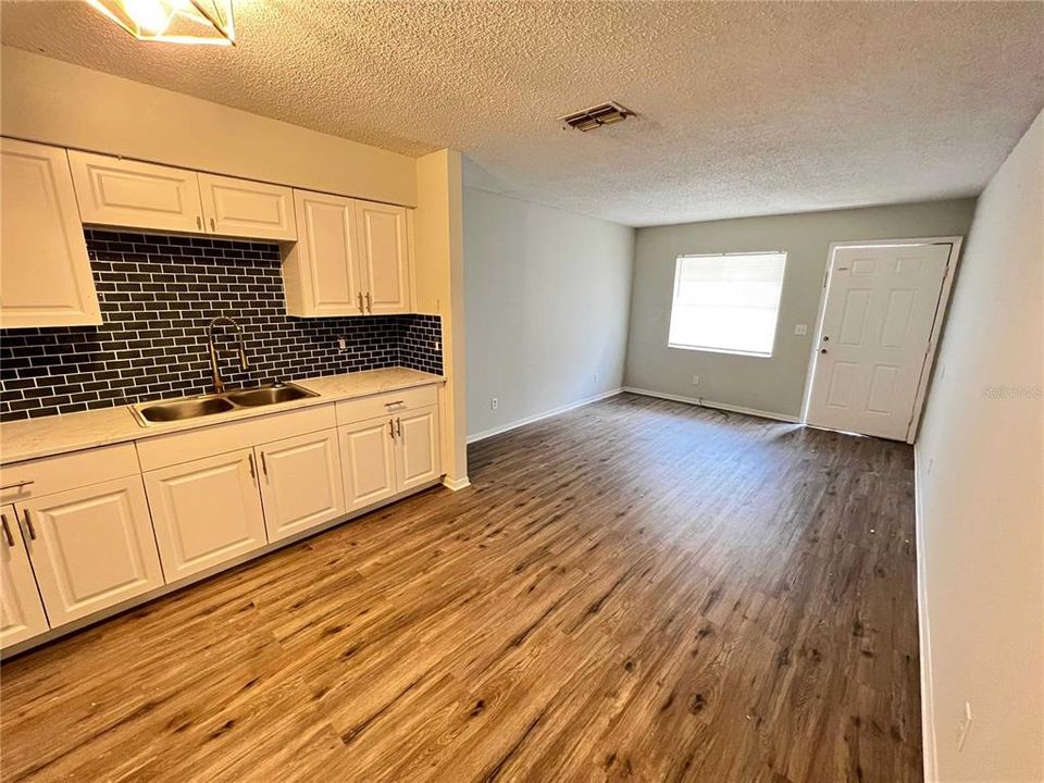 For Sale: $399,999 (6 beds, 0 baths, 1715 Square Feet)