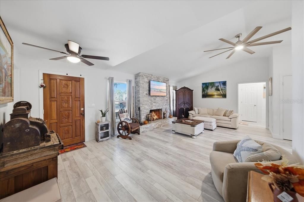 For Sale: $390,000 (3 beds, 2 baths, 1398 Square Feet)