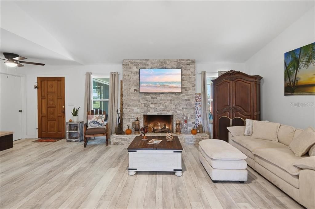 For Sale: $390,000 (3 beds, 2 baths, 1398 Square Feet)