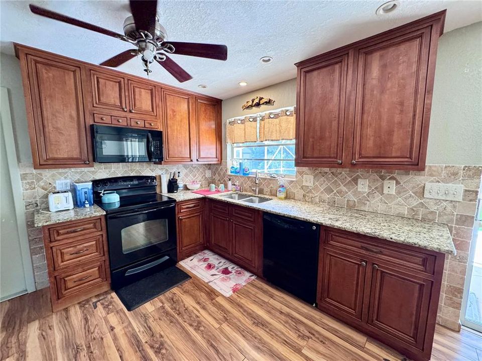 For Sale: $349,900 (3 beds, 2 baths, 1498 Square Feet)