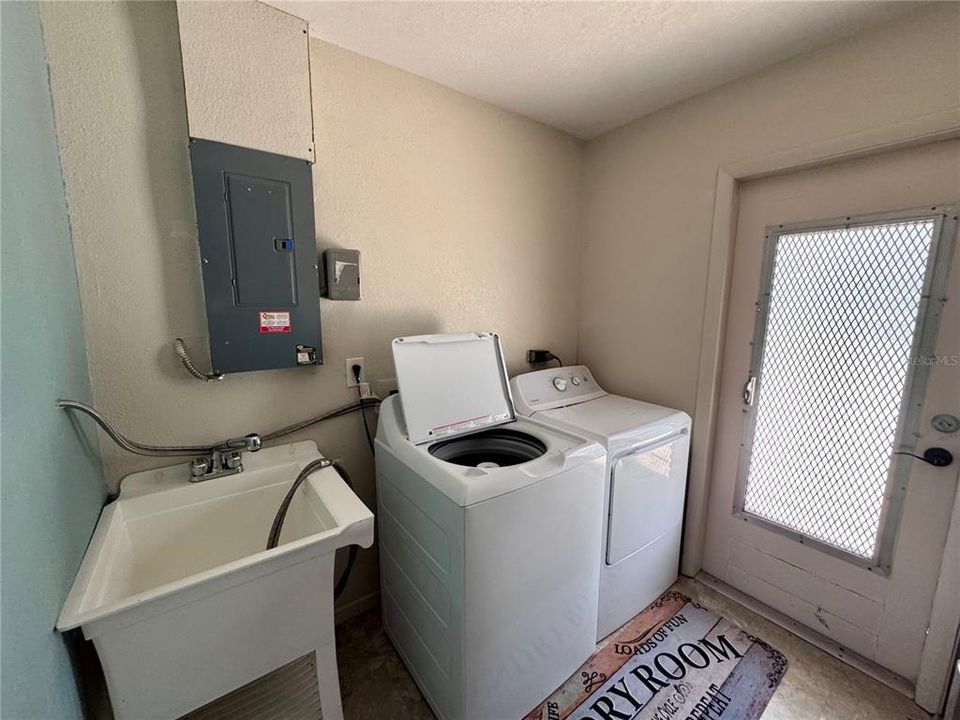 For Sale: $349,900 (3 beds, 2 baths, 1498 Square Feet)