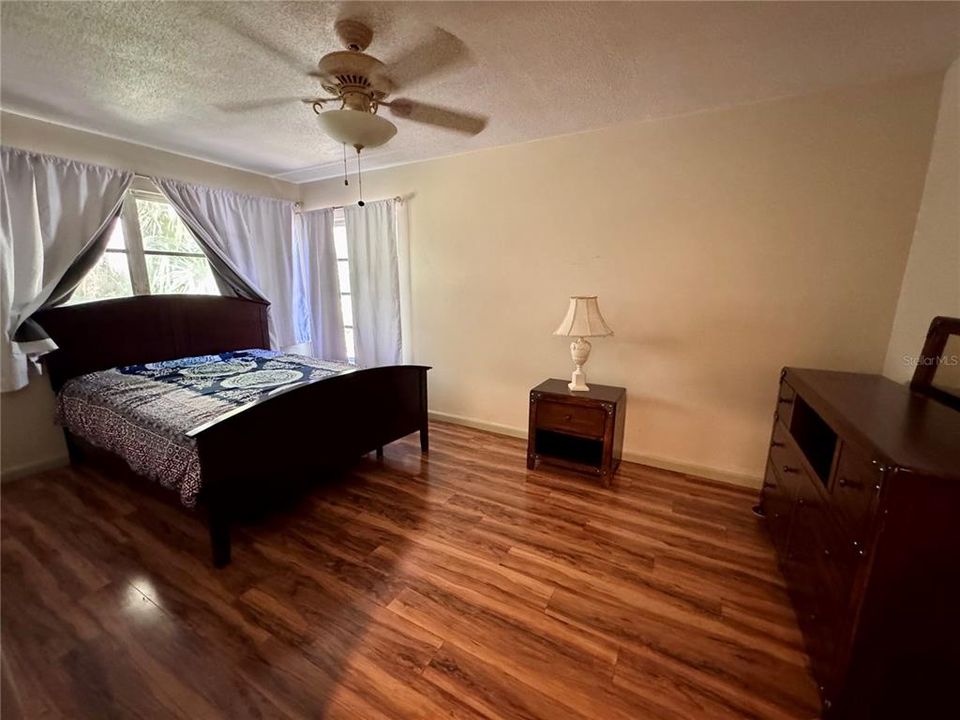 For Sale: $349,900 (3 beds, 2 baths, 1498 Square Feet)