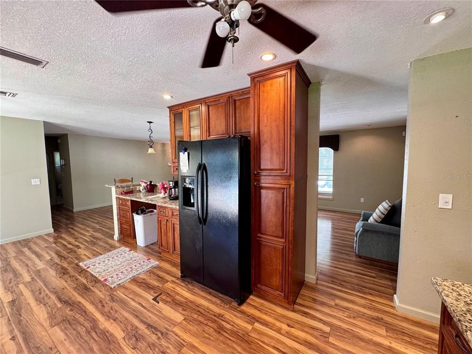 For Sale: $349,900 (3 beds, 2 baths, 1498 Square Feet)