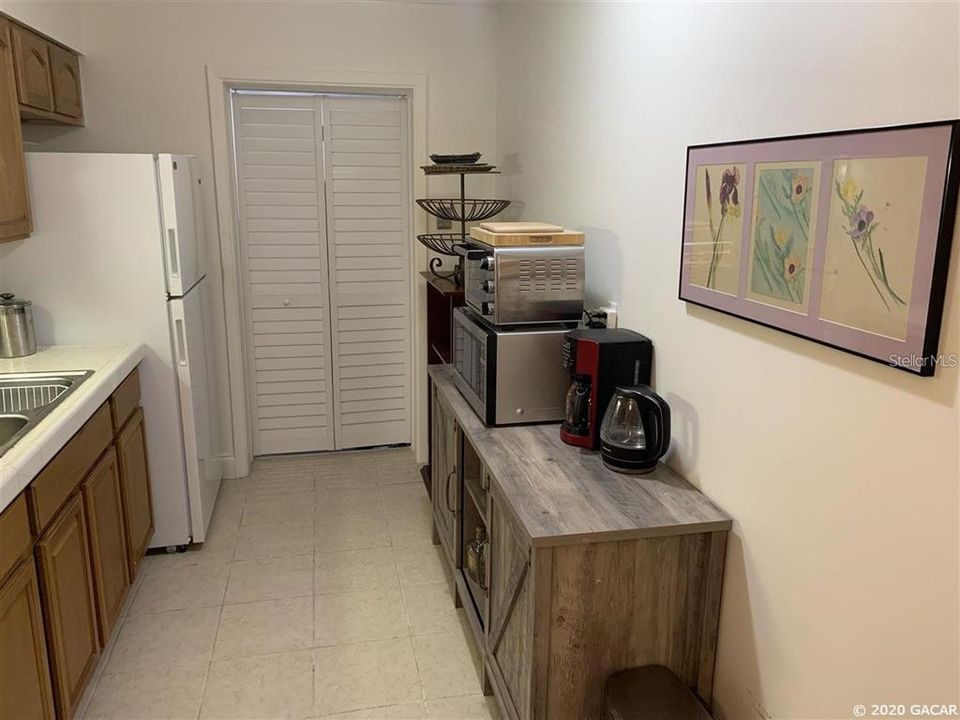 For Rent: $1,450 (2 beds, 1 baths, 850 Square Feet)