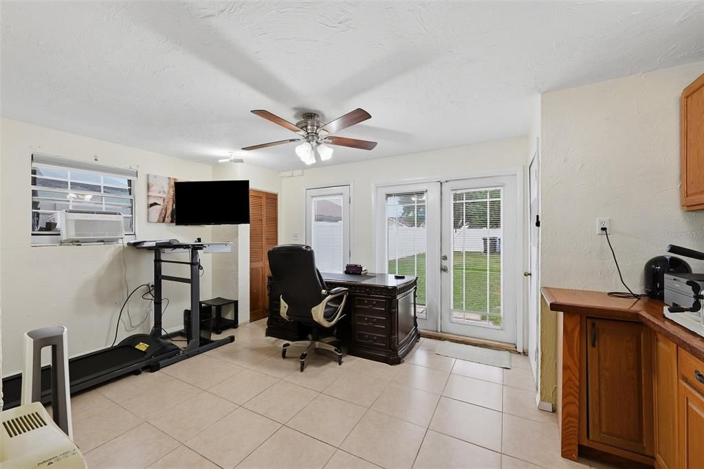 En Venta: $420,000 (4 camas, 2 baños, 1930 Pies cuadrados)