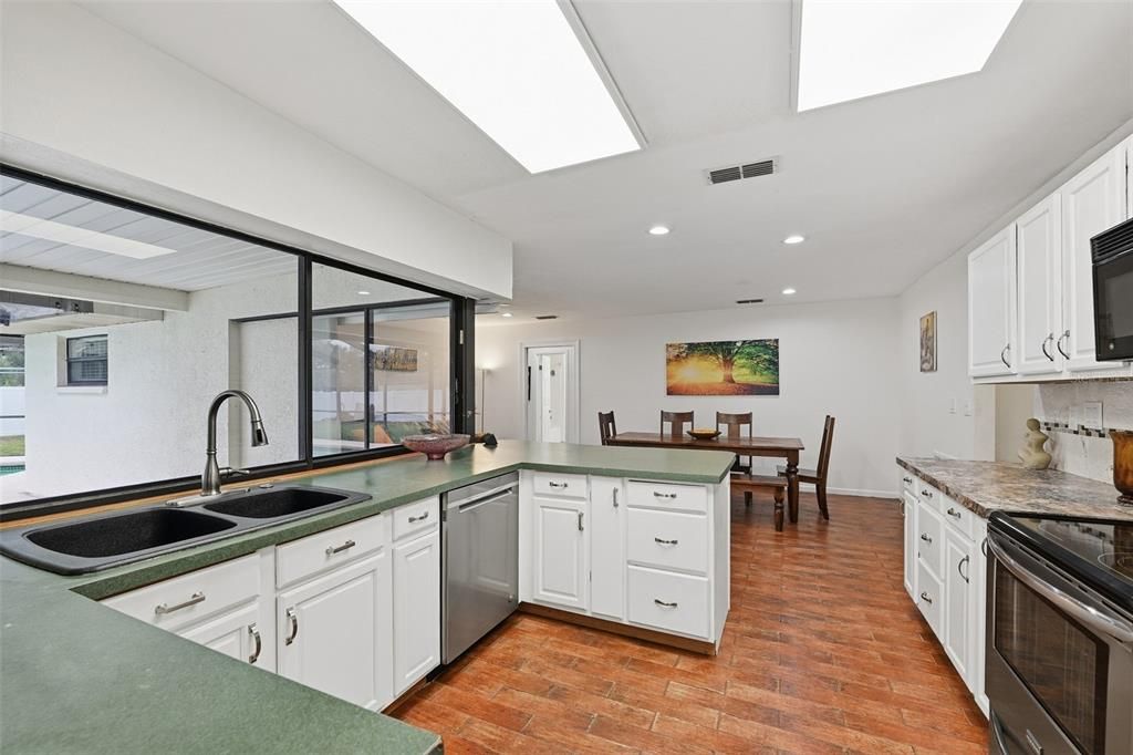 En Venta: $420,000 (4 camas, 2 baños, 1930 Pies cuadrados)