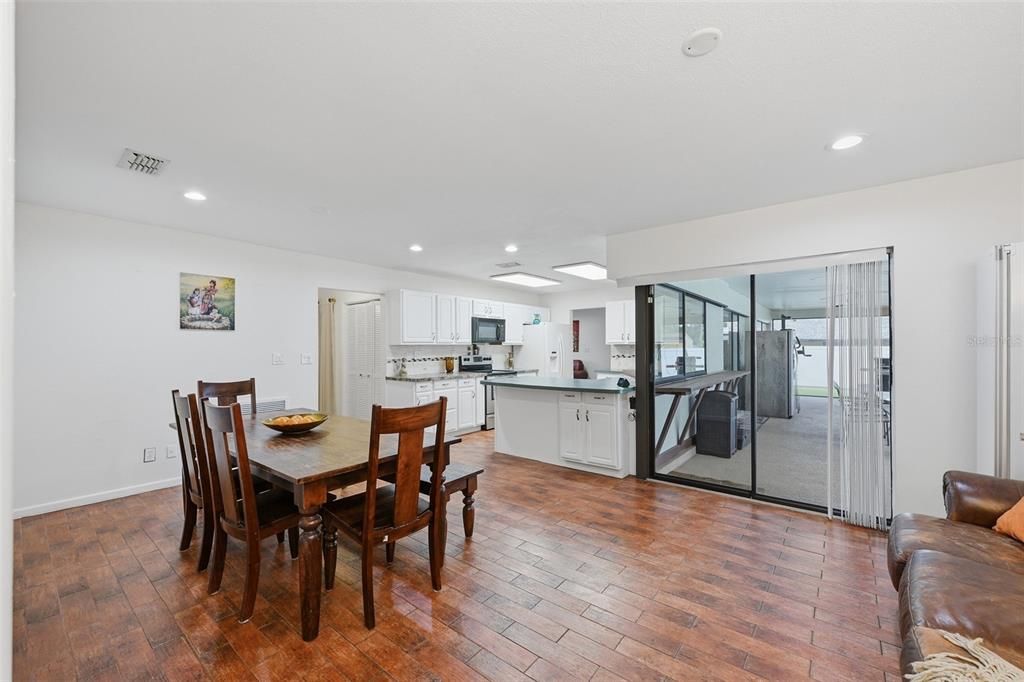 En Venta: $420,000 (4 camas, 2 baños, 1930 Pies cuadrados)