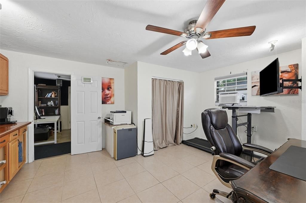 En Venta: $420,000 (4 camas, 2 baños, 1930 Pies cuadrados)