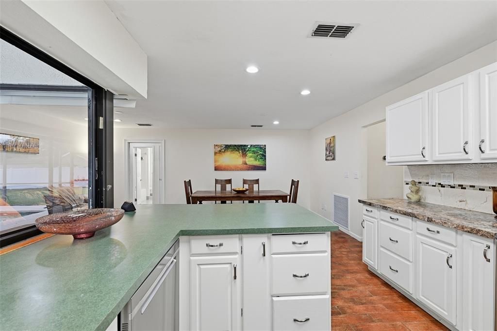 En Venta: $420,000 (4 camas, 2 baños, 1930 Pies cuadrados)