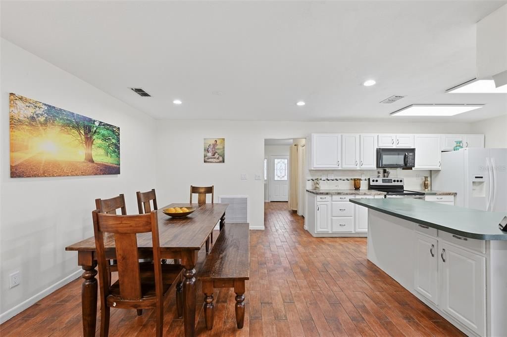 En Venta: $420,000 (4 camas, 2 baños, 1930 Pies cuadrados)