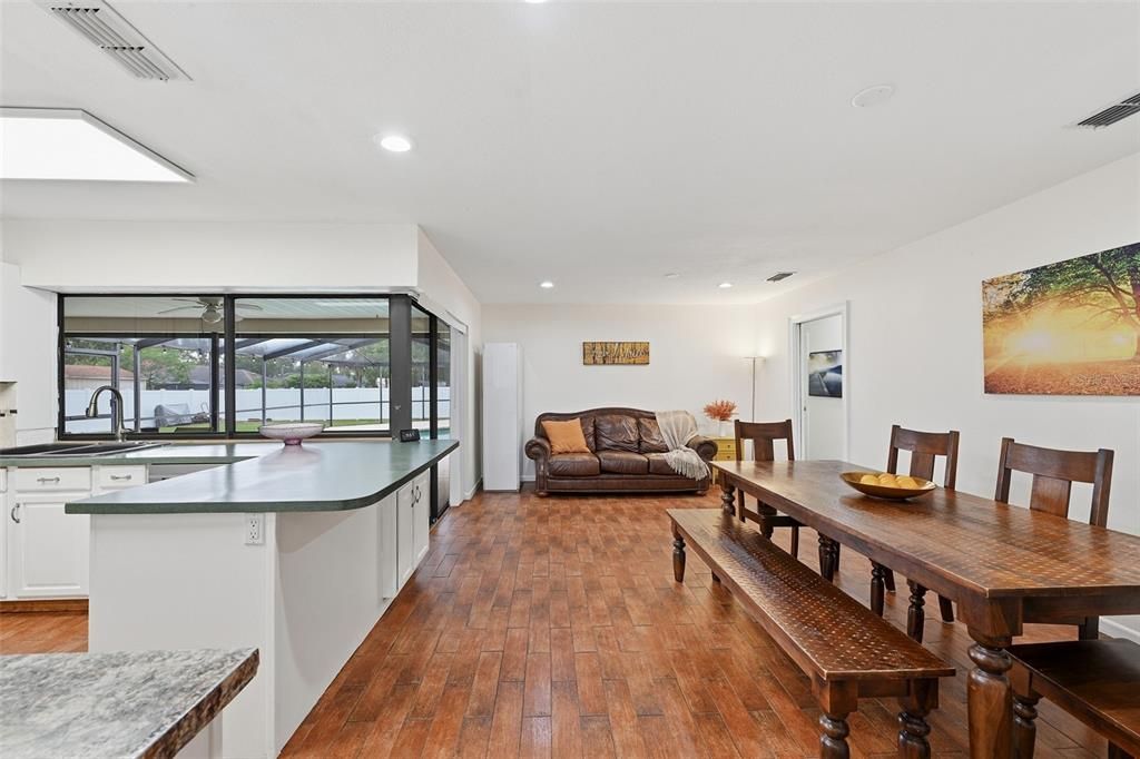 En Venta: $420,000 (4 camas, 2 baños, 1930 Pies cuadrados)