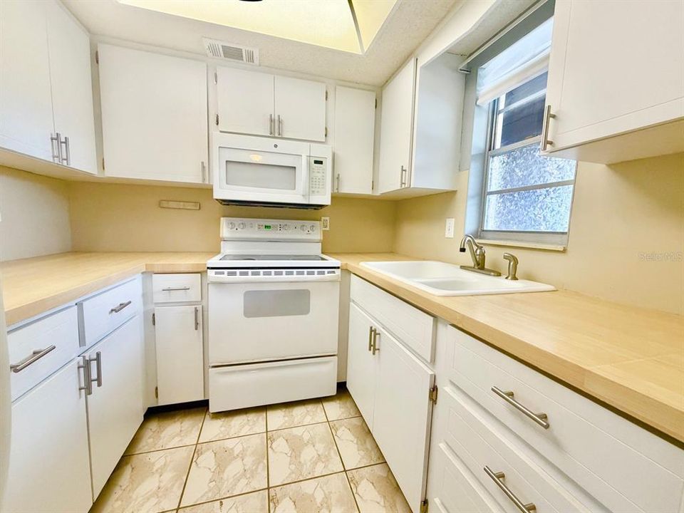 В аренду: $1,350 (1 спален, 1 ванн, 816 Квадратных фут)