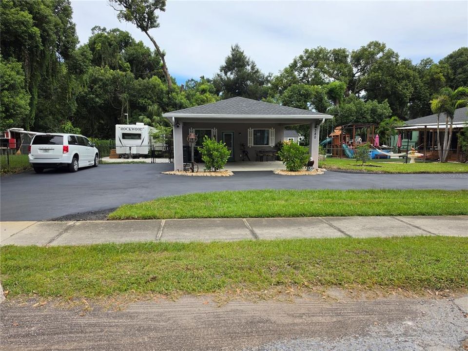 En Venta: $689,000 (3 camas, 3 baños, 2700 Pies cuadrados)