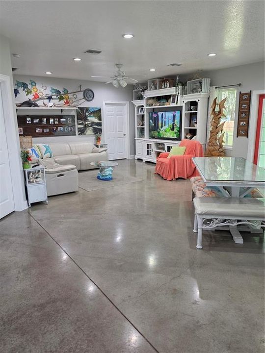 En Venta: $689,000 (3 camas, 3 baños, 2700 Pies cuadrados)
