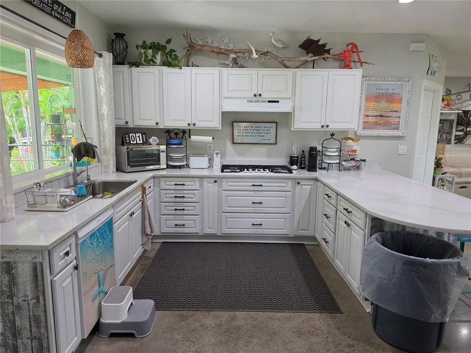 En Venta: $689,000 (3 camas, 3 baños, 2700 Pies cuadrados)