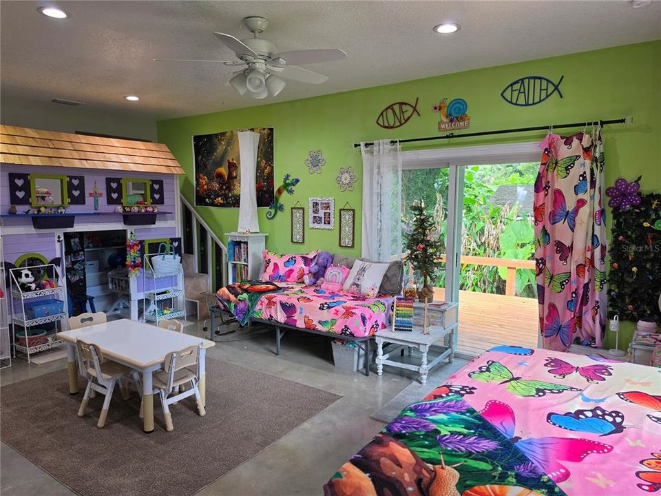 En Venta: $689,000 (3 camas, 3 baños, 2700 Pies cuadrados)