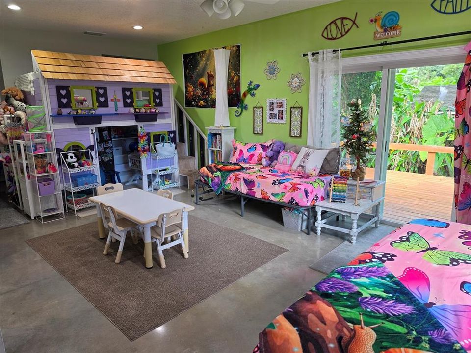 En Venta: $689,000 (3 camas, 3 baños, 2700 Pies cuadrados)