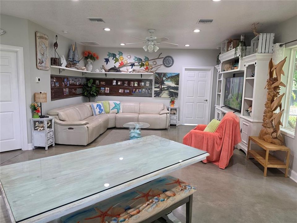 En Venta: $689,000 (3 camas, 3 baños, 2700 Pies cuadrados)