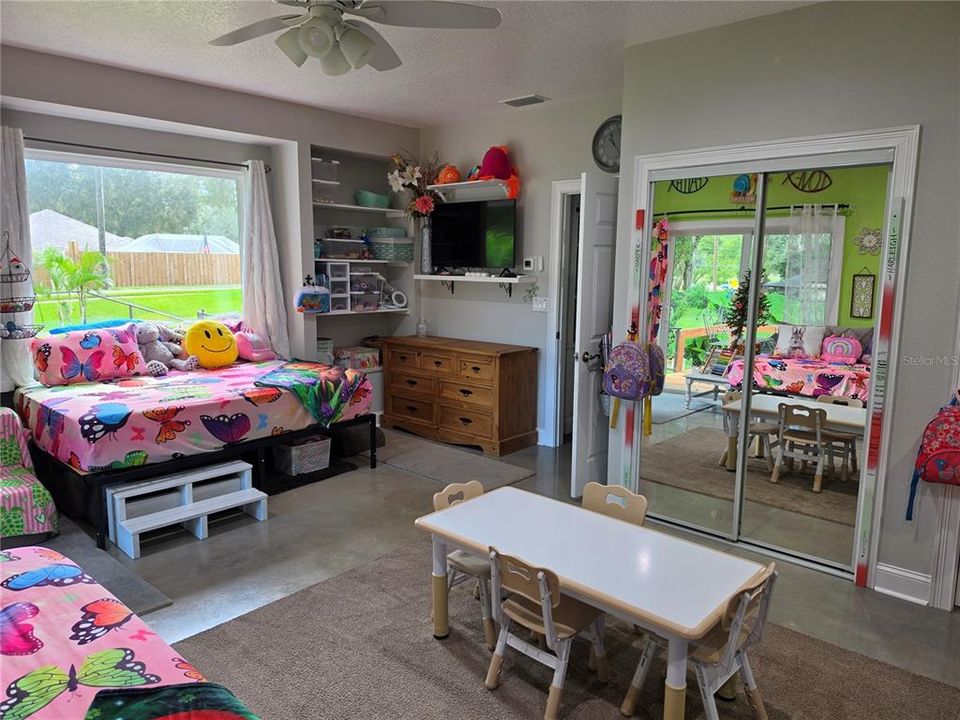 En Venta: $689,000 (3 camas, 3 baños, 2700 Pies cuadrados)