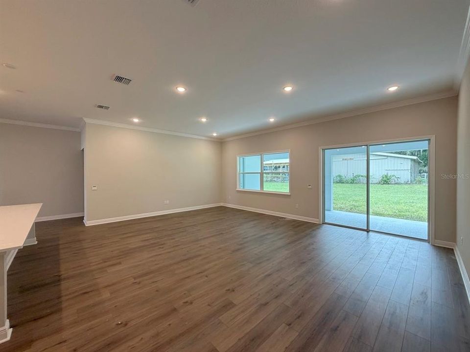 For Rent: $3,999 (5 beds, 3 baths, 3136 Square Feet)