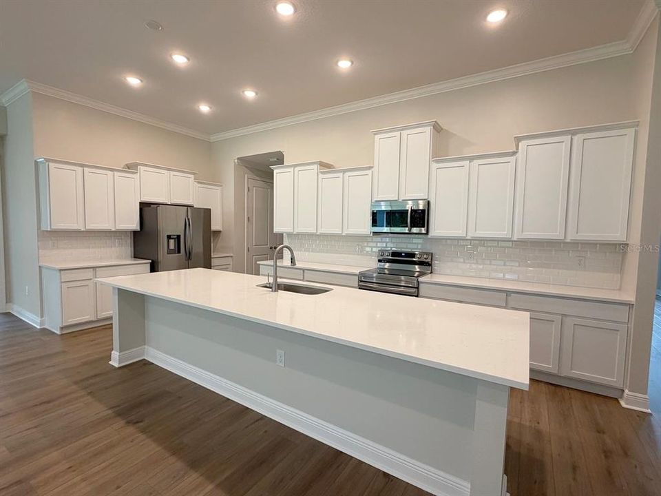 For Rent: $3,999 (5 beds, 3 baths, 3136 Square Feet)