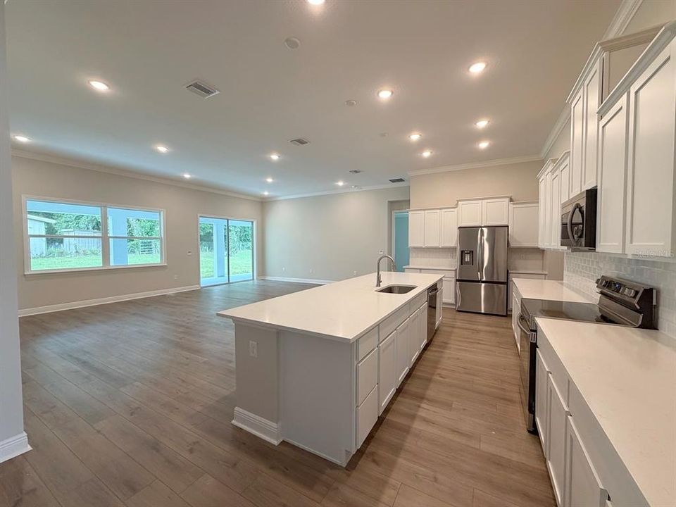 For Rent: $3,999 (5 beds, 3 baths, 3136 Square Feet)