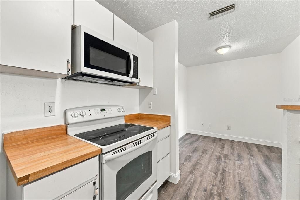 For Sale: $125,000 (1 beds, 1 baths, 615 Square Feet)