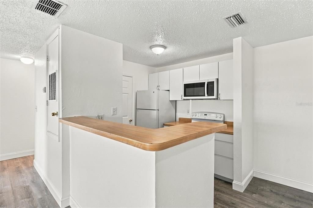For Sale: $125,000 (1 beds, 1 baths, 615 Square Feet)