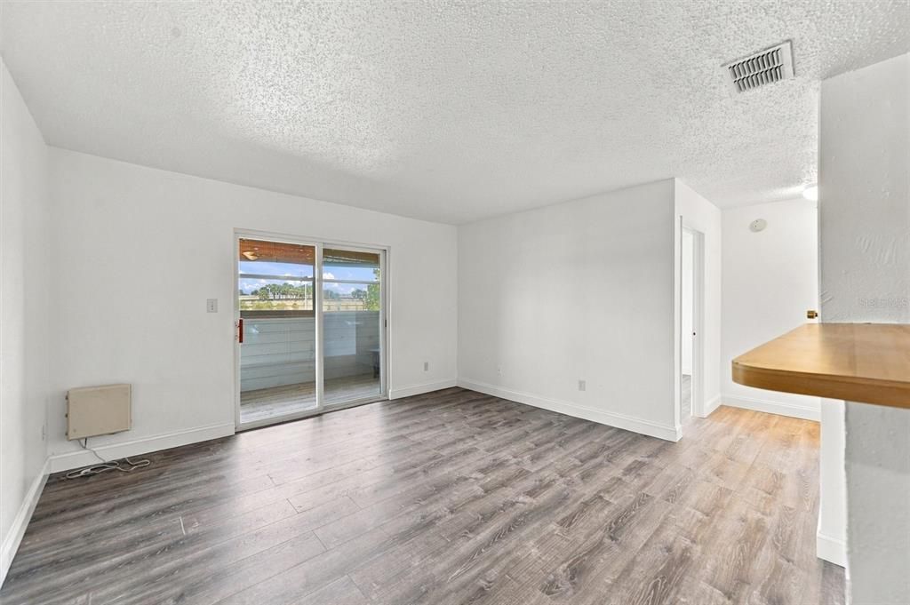 For Sale: $125,000 (1 beds, 1 baths, 615 Square Feet)