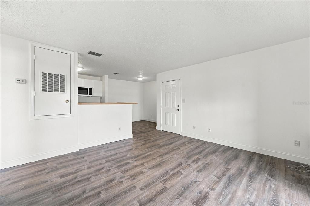For Sale: $125,000 (1 beds, 1 baths, 615 Square Feet)
