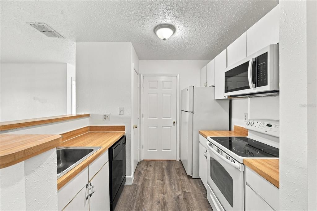 For Sale: $125,000 (1 beds, 1 baths, 615 Square Feet)