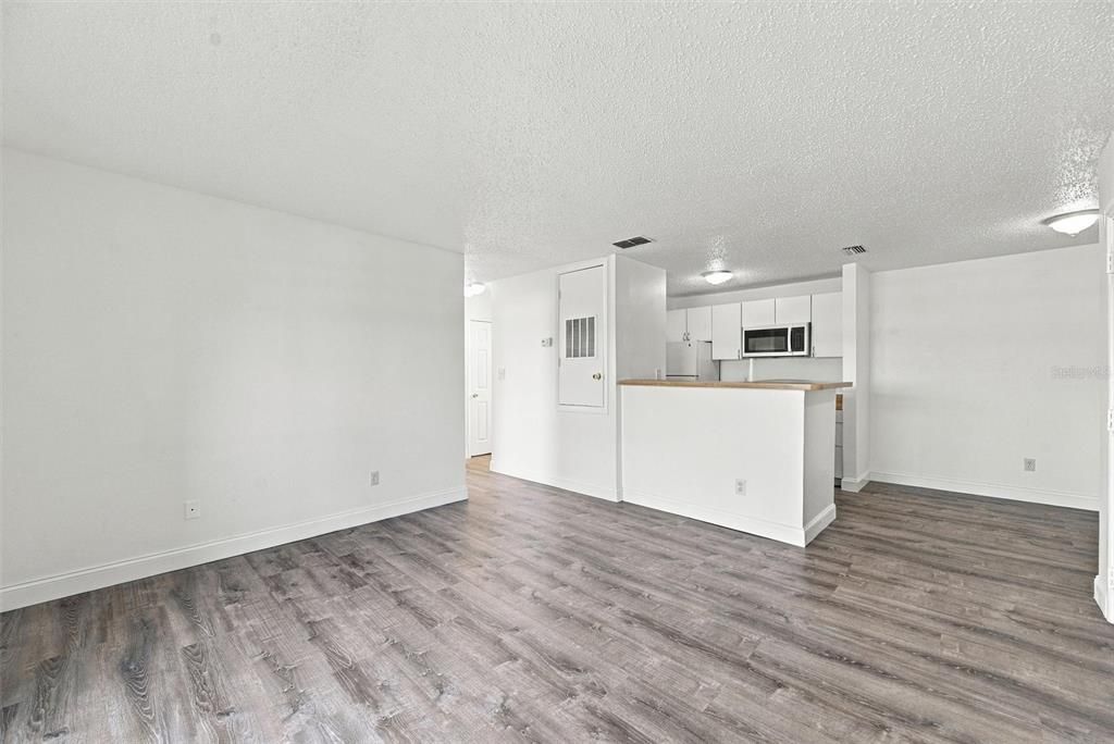 For Sale: $125,000 (1 beds, 1 baths, 615 Square Feet)