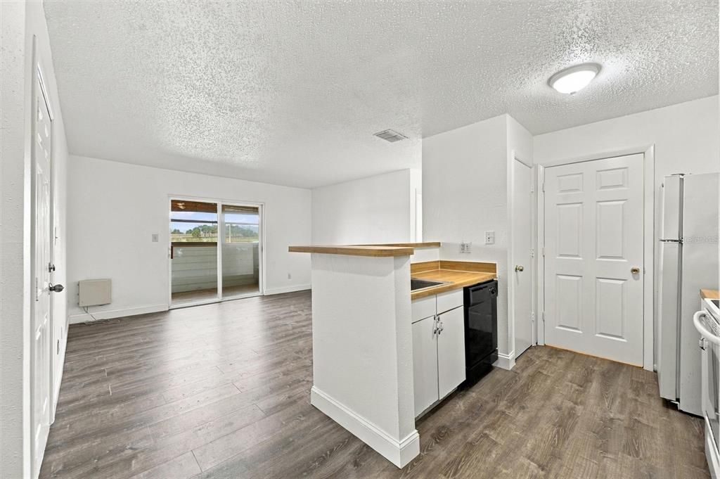For Sale: $125,000 (1 beds, 1 baths, 615 Square Feet)
