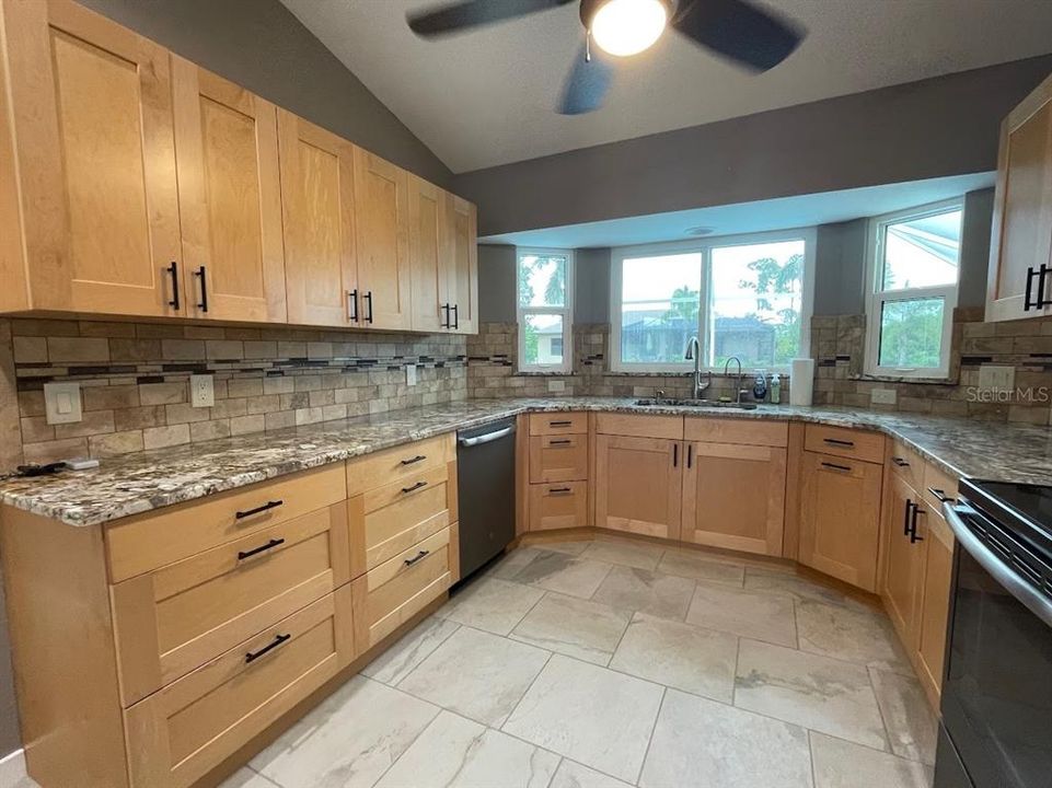 В аренду: $2,650 (4 спален, 3 ванн, 2078 Квадратных фут)