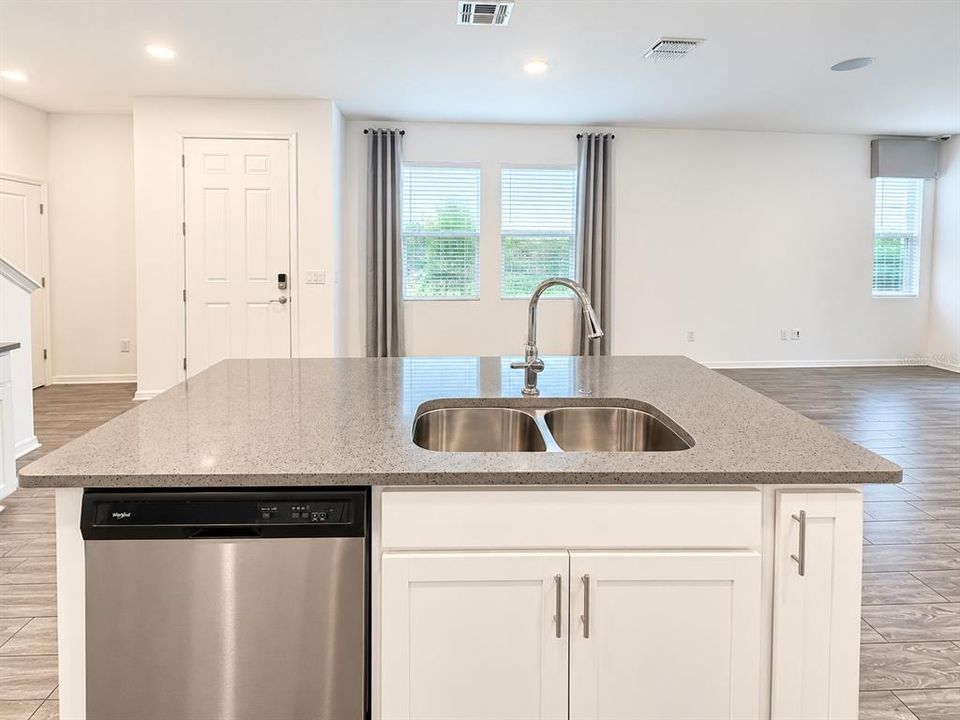 For Rent: $2,600 (3 beds, 2 baths, 2069 Square Feet)