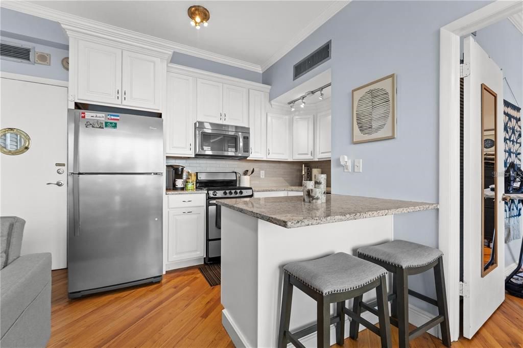 For Sale: $290,000 (1 beds, 1 baths, 494 Square Feet)