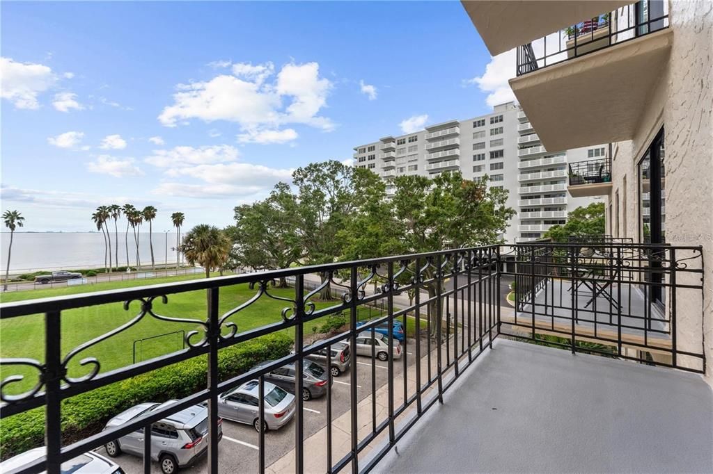 For Sale: $290,000 (1 beds, 1 baths, 494 Square Feet)
