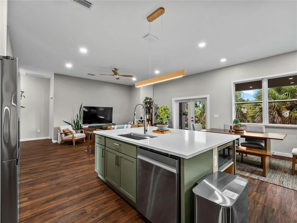 En Venta: $425,000 (3 camas, 2 baños, 1569 Pies cuadrados)