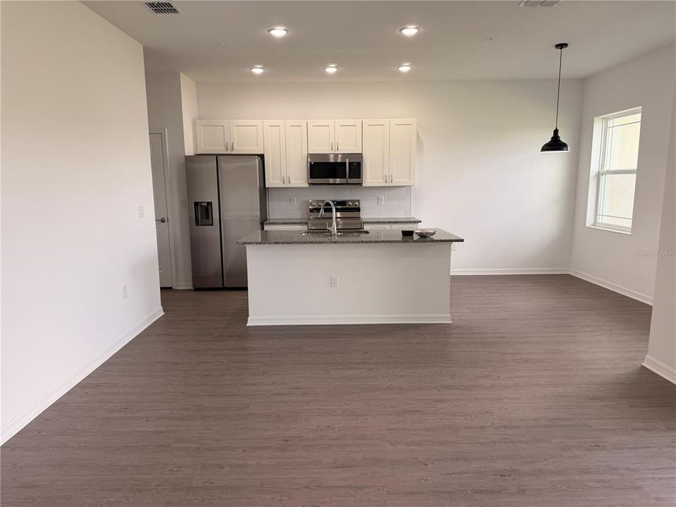 For Rent: $2,500 (3 beds, 2 baths, 1560 Square Feet)