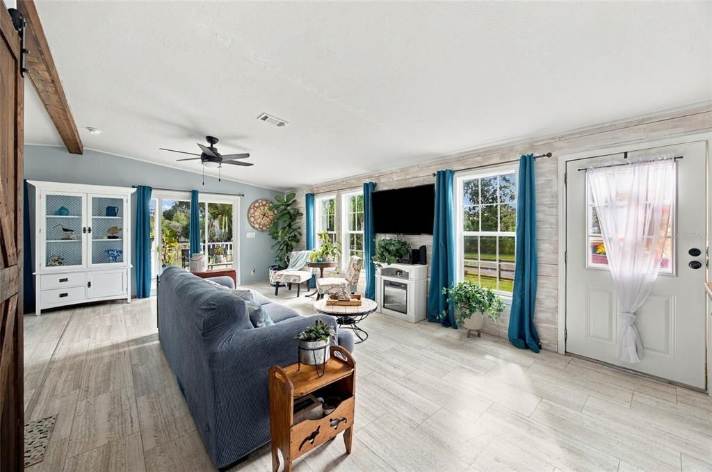 For Sale: $269,900 (2 beds, 2 baths, 1080 Square Feet)