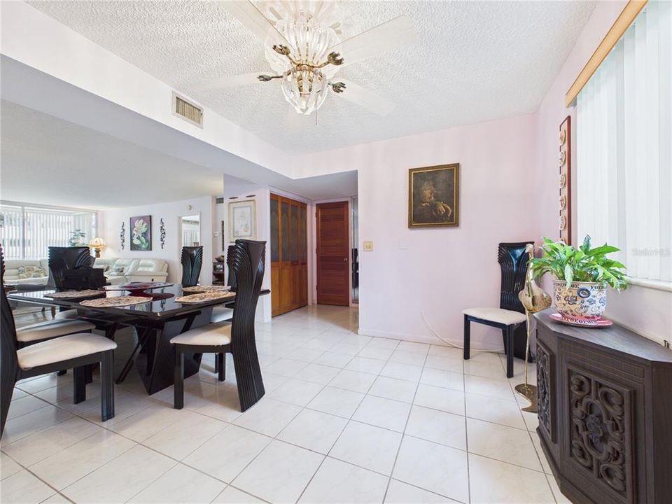 В аренду: $2,200 (2 спален, 2 ванн, 1370 Квадратных фут)