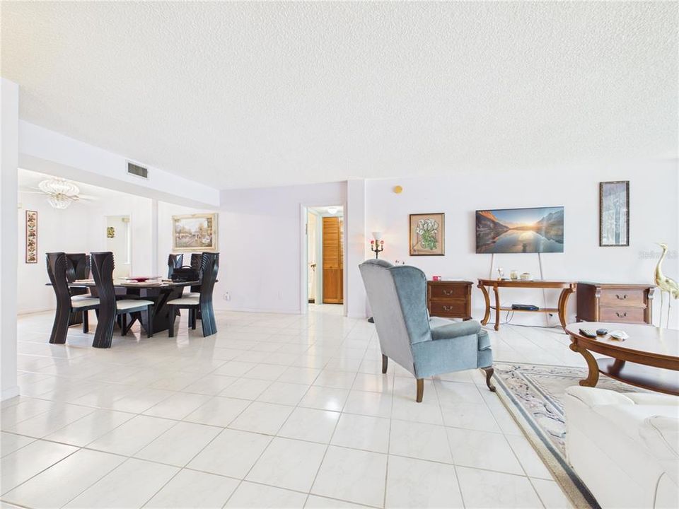 В аренду: $2,200 (2 спален, 2 ванн, 1370 Квадратных фут)