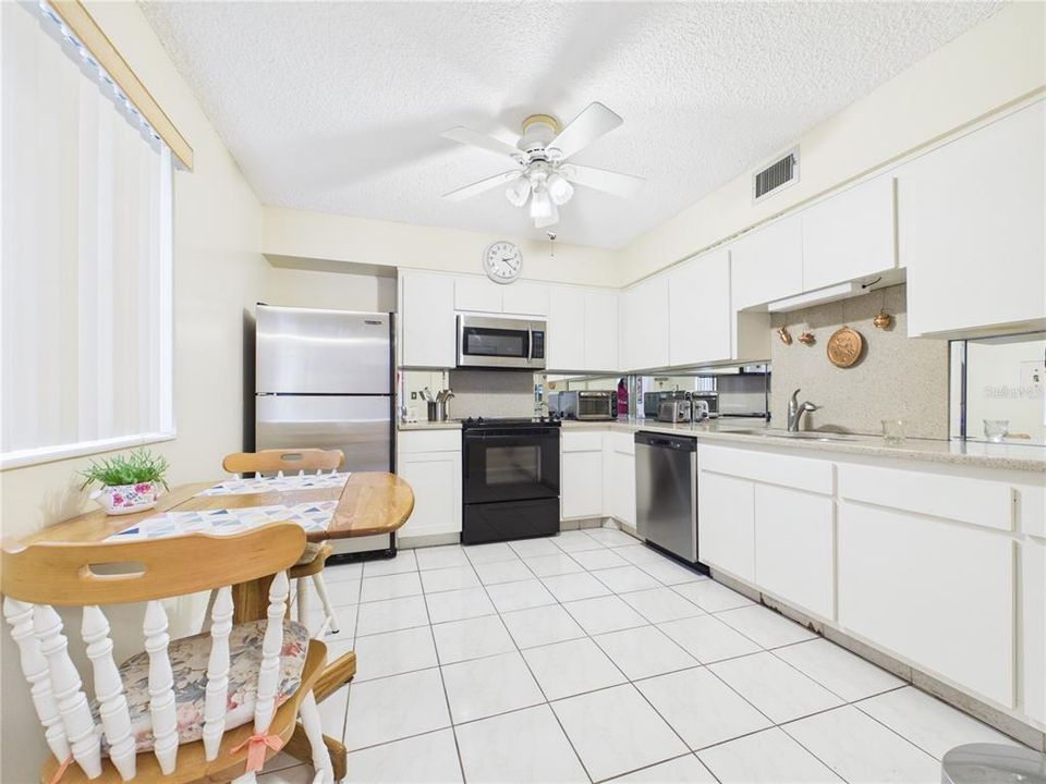 В аренду: $2,200 (2 спален, 2 ванн, 1370 Квадратных фут)