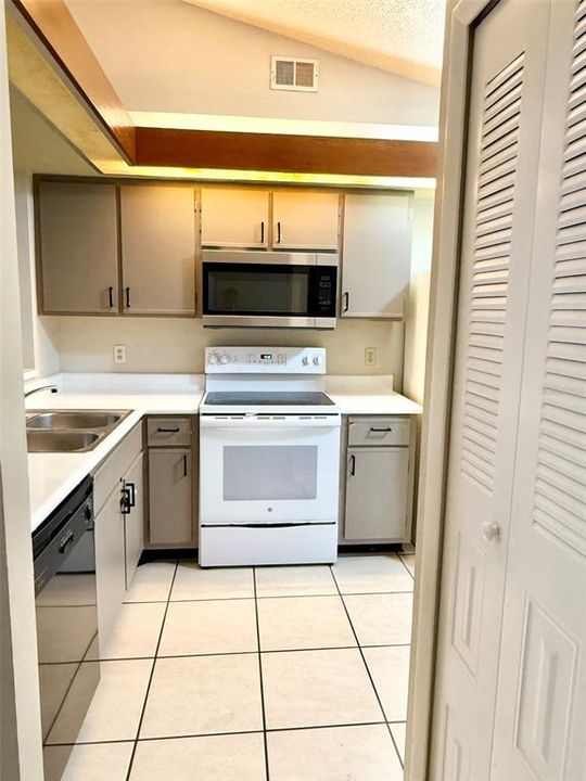 For Rent: $1,750 (2 beds, 2 baths, 1070 Square Feet)