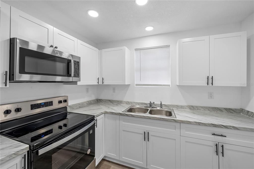 For Sale: $199,900 (3 beds, 2 baths, 1036 Square Feet)