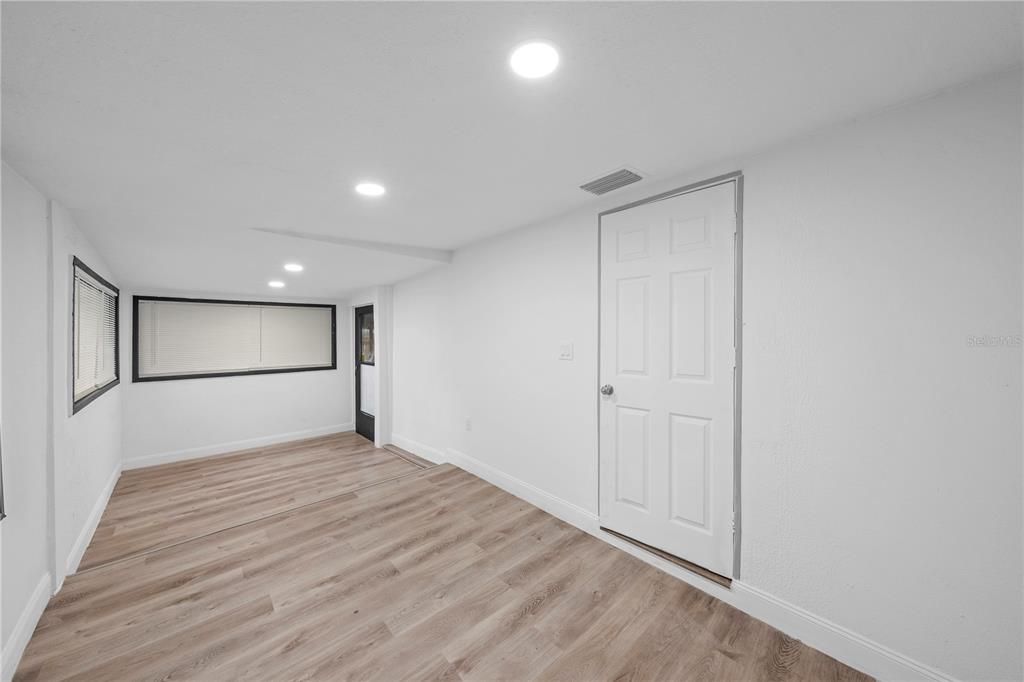 For Sale: $199,900 (3 beds, 2 baths, 1036 Square Feet)